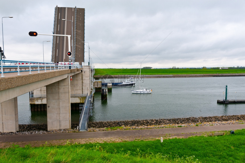 游艇和驳船漂浮在荷兰海峡的吊桥下图片