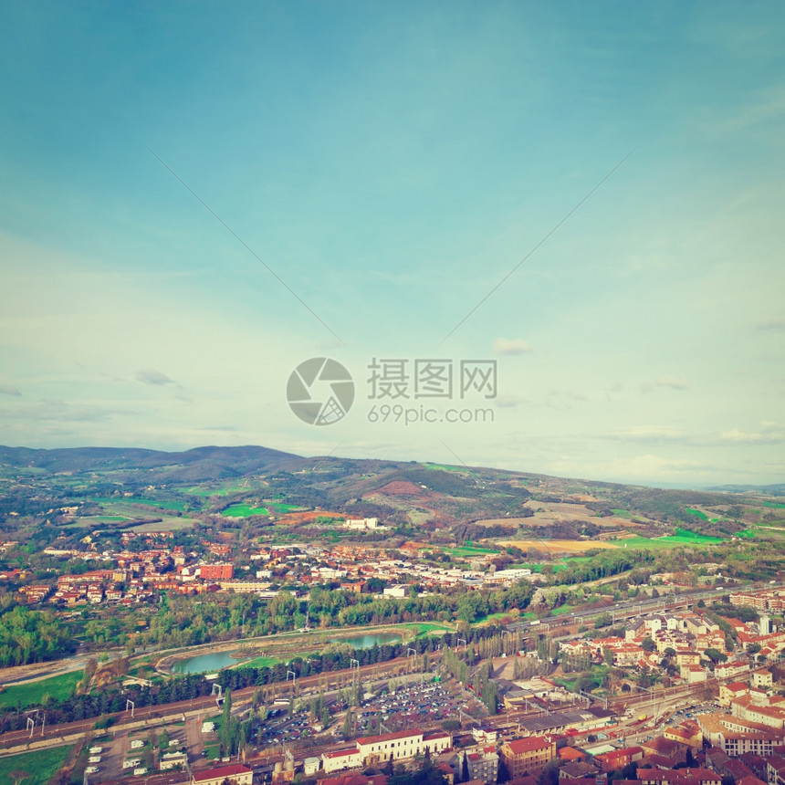 从中世纪城堡飞往意大利奥尔维托市的空中观察Instagram效应图片