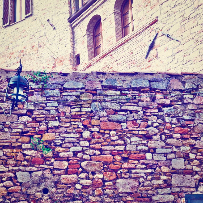 意大利中世纪城市建筑背景上的旧墙Instagram效应图片