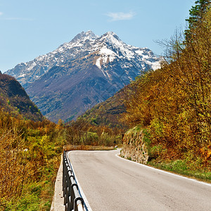 Piedmont的AshaltRoad位于白雪登峰阿尔卑斯山的背景图片