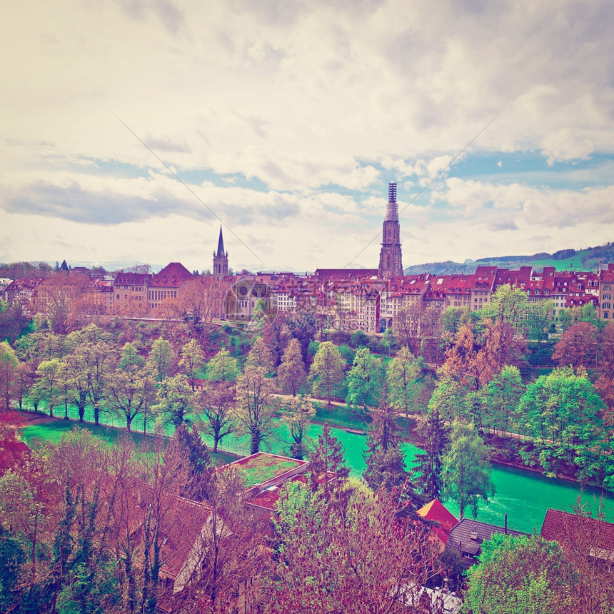 飞往瑞士伯尔尼市和阿雷河屋顶的空中观察Instagram效应图片