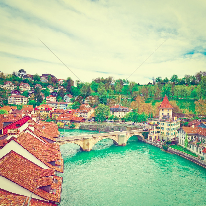 飞往瑞士伯尔尼市和阿雷河屋顶的空中观察Instagram效应图片