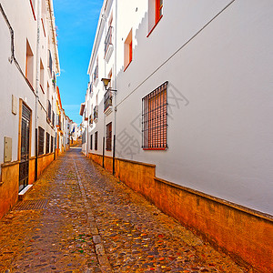 西班牙房屋之间的窄巷图片