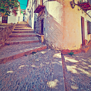 西班牙房屋之间的楼梯窄巷图片