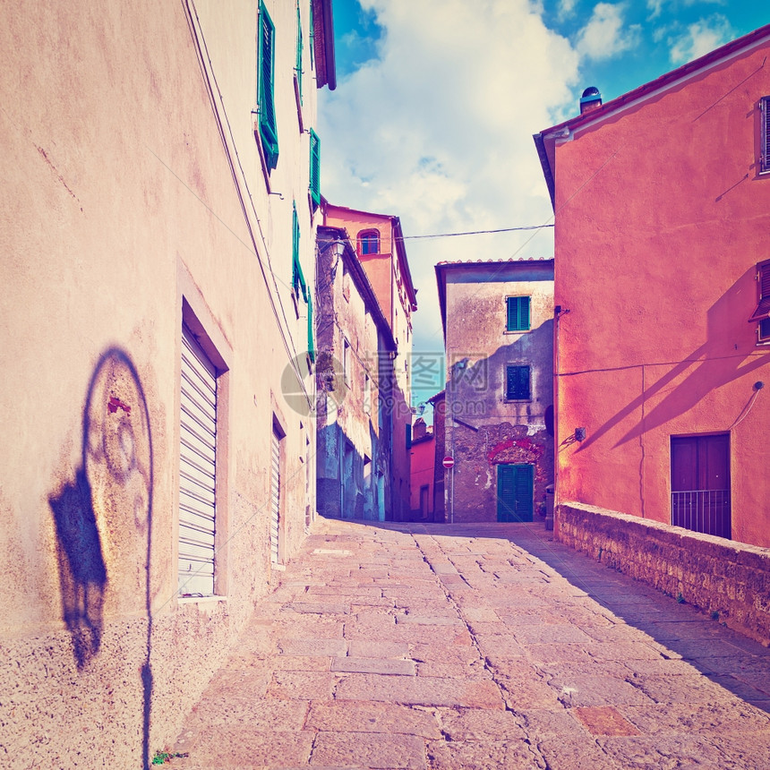 意大利普拉托市与旧楼的狭小街道Instagram效应图片