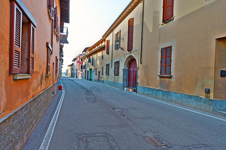皮埃蒙特意大利市与旧楼相伴的窄街图片