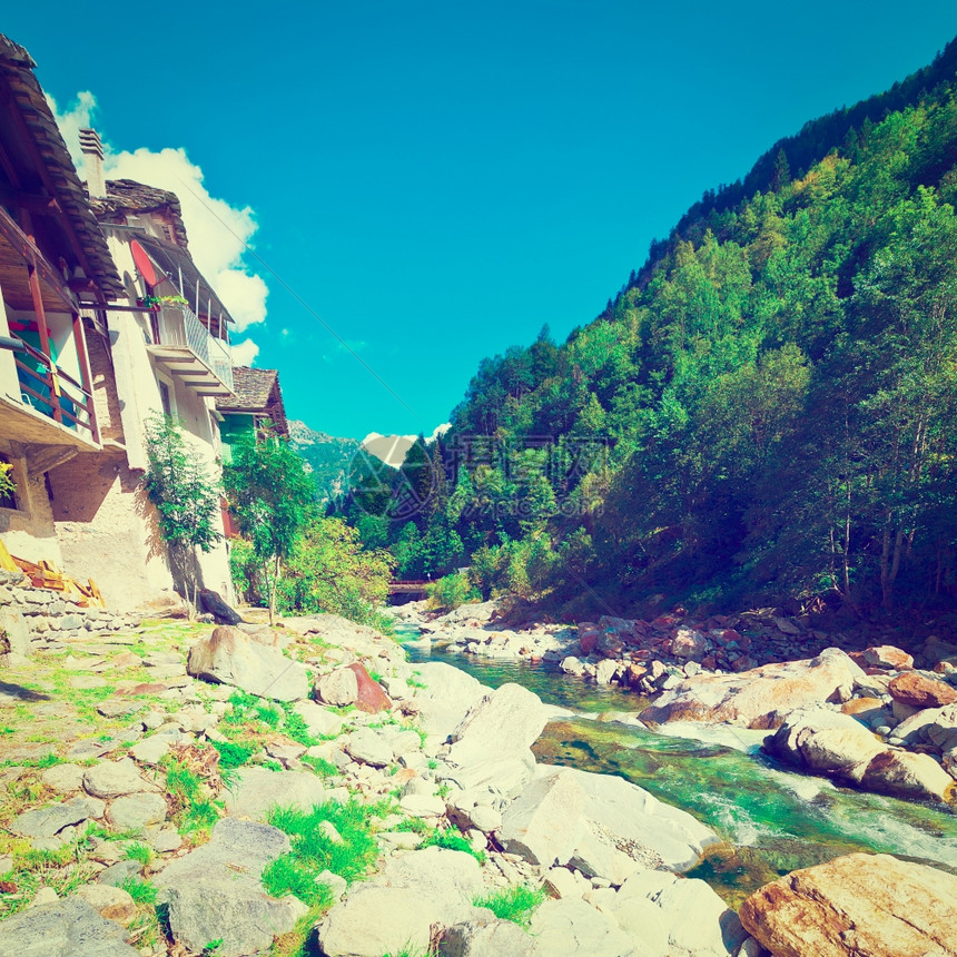 意大利阿尔卑斯山河岸上的中世纪城市Instagram效应图片