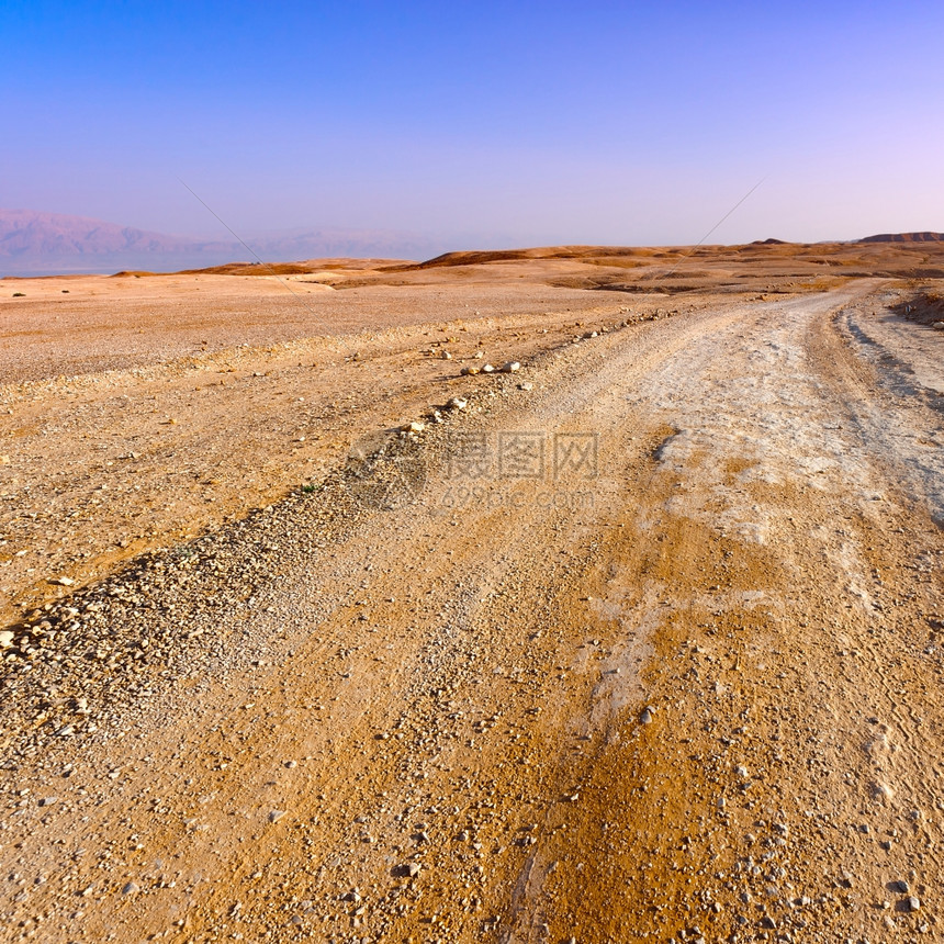 日落在以色列Stonny沙漠上图片