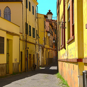 意大利比萨市旧楼的窄巷图片