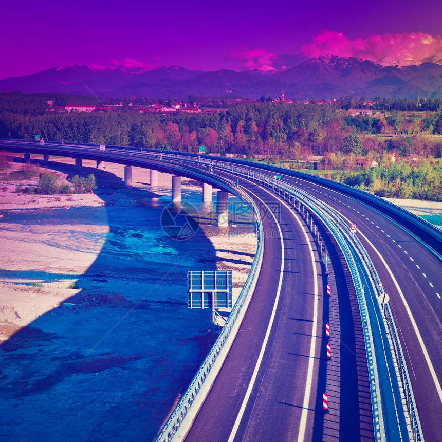 位于皮埃蒙特的现代高速公路位于雪峰阿尔卑斯山的背景日落Instagram效应图片