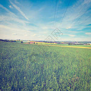 德国卢塞恩油田高压电功率线通过Instagram效应图片