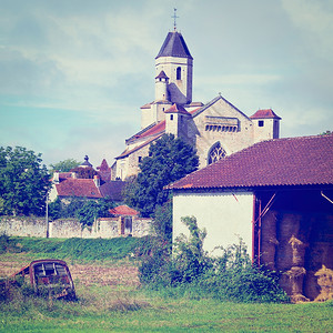 干草仓和生锈的汽车骨架背景上的教堂Instagram效果图片