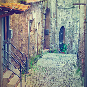 意大利山洞城旧楼的窄巷Instagram效应图片