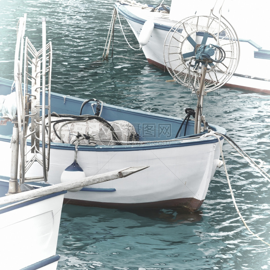意大利塞塔拉市港口渔船甲板上的拖网温奇TrawlWinch图片