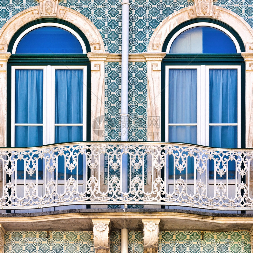 以葡萄牙陶瓷装饰的建筑图片