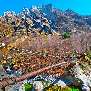 意大利阿尔卑斯山流横跨意大利的有线维护桥梁皮埃蒙特图片
