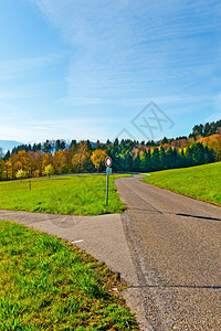 通往阿尔卑斯山农庄道路的交叉路口图片