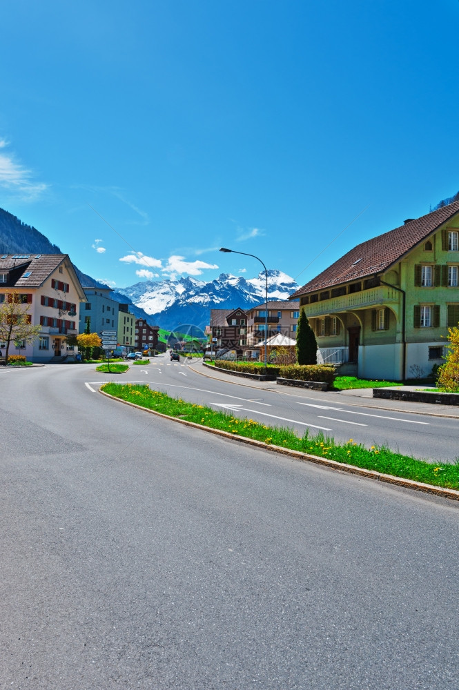 春天瑞士阿尔卑斯山滑雪度假胜地街图片