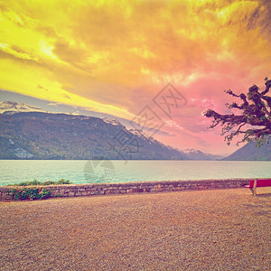 日落时瑞士布莱恩泽湖的堤岸Instagram效果图片