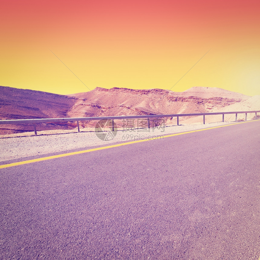 日落Instagram效应的犹太山沙丘米德路图片