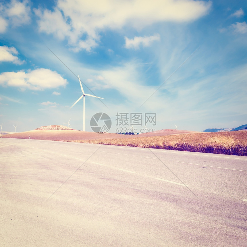 西班牙现代风涡轮发电能源背景下的轴路Instagram效应图片