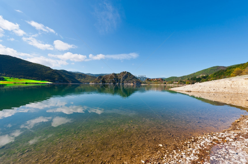 意大利山区湖森林海岸图片