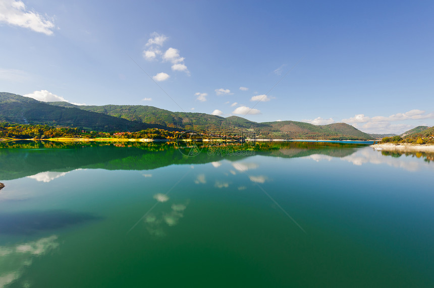 意大利山区湖森林海岸图片