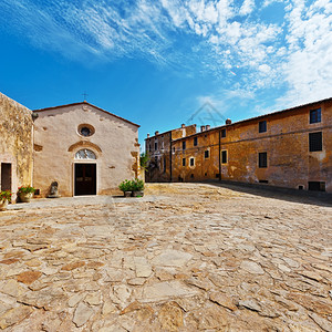 意大利中世纪市旧教堂广场图片