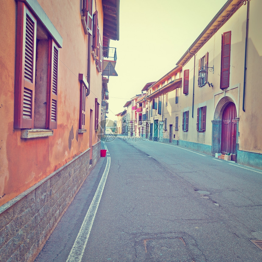 皮埃蒙特市意大利与旧楼相伴的狭小街Instagram效应图片