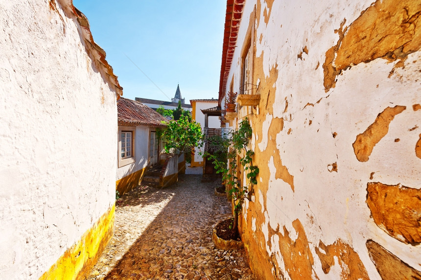 中世纪葡萄牙高地市的狭小街图片