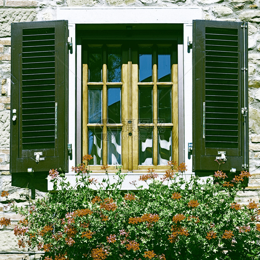 意大利窗口配有开放木制百叶窗装饰用鲜花旧风格调制图片图片