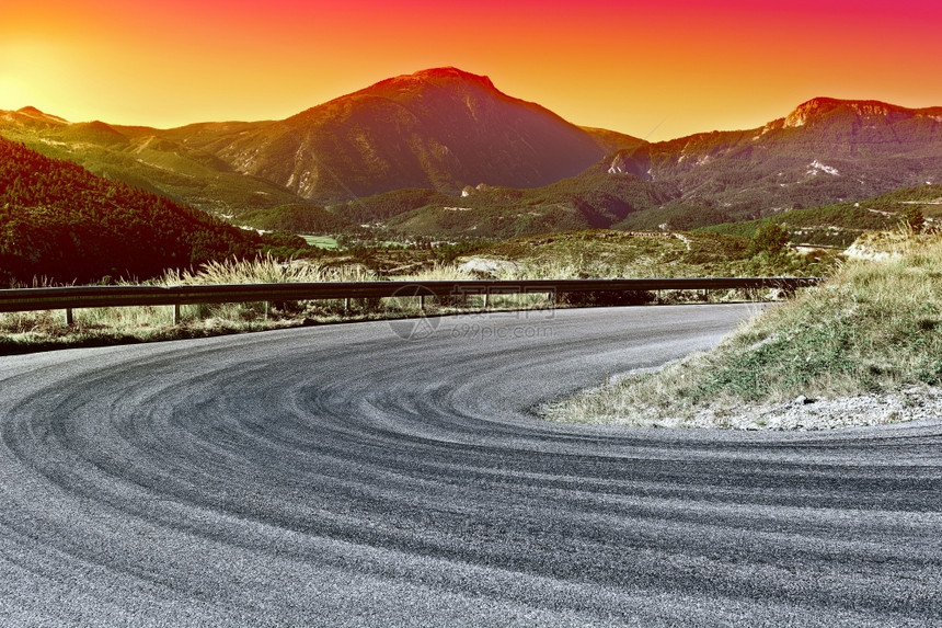 在日落的法国阿尔卑斯山中风道铺路图片