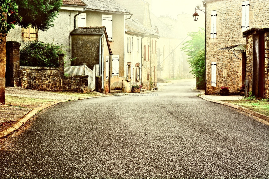 晨雾中的法语村街图片