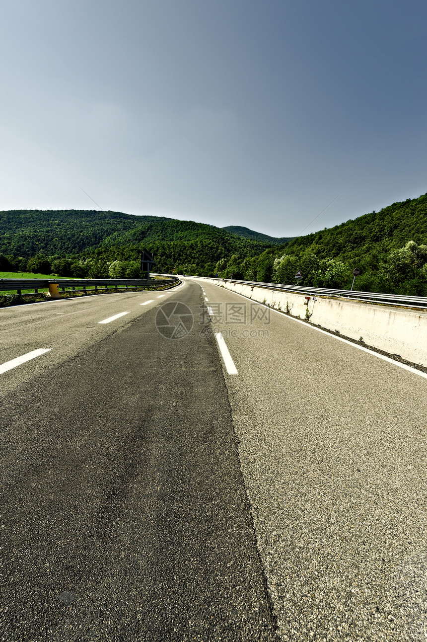 意大利托斯卡纳的现代高速公路Retro图像过滤风格图片