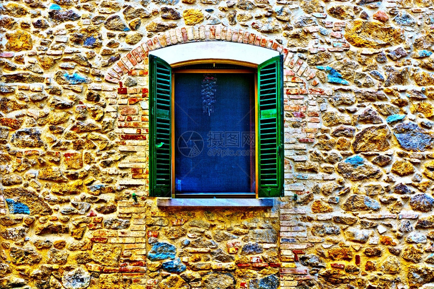 意大利窗口带有OpenWoodenshuttersVintage风格调色图案图片