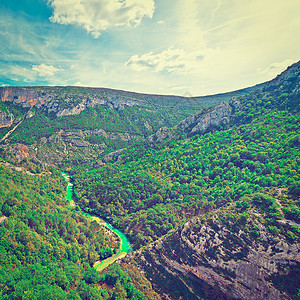 法国阿尔卑斯山峡谷底的河Instagram效应高清图片