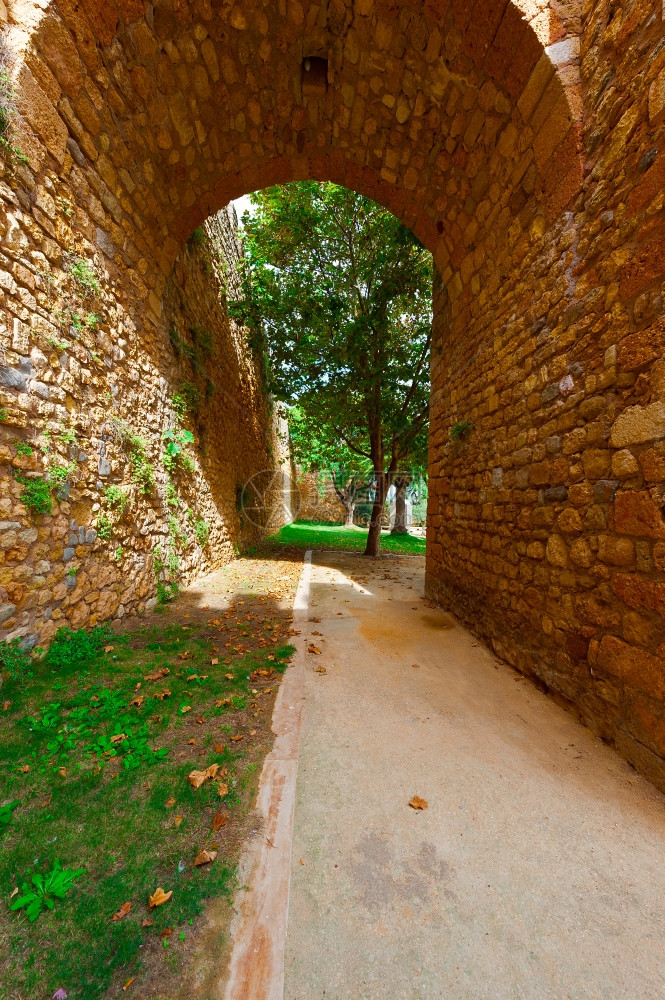 中世纪葡萄牙洛戈斯城中墙的拱门图片
