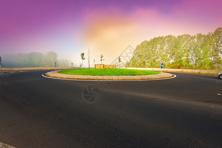 日出晨雾中的圆形广场图片