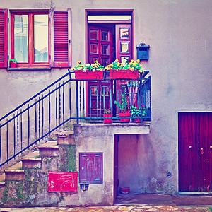 以意大利Doglio市旧楼的鲜花装饰Instagram效应图片