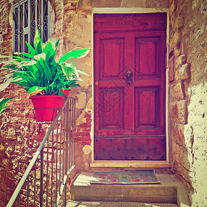 以意大利城旧楼的鲜花装饰Instagram效应图片