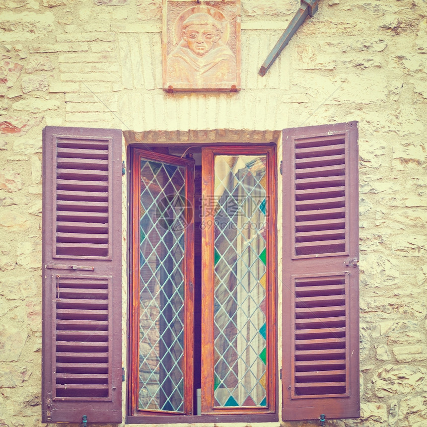 意大利彩色玻璃窗下的弗朗西斯阿西斯肖像Instagram效果图片