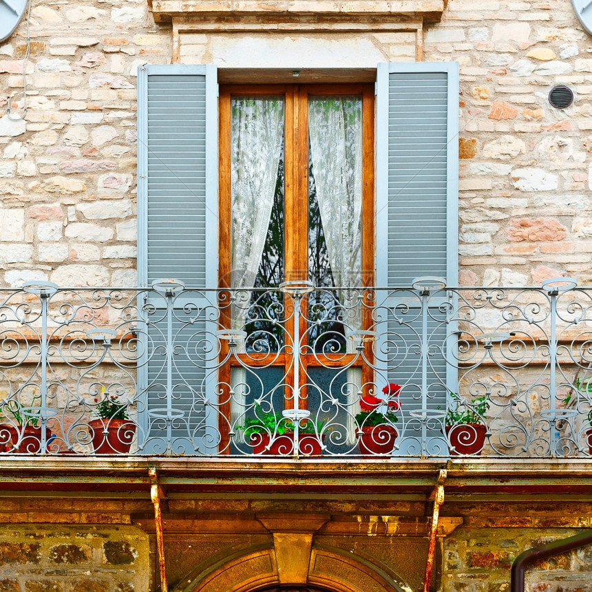 意大利阳台的装饰鲜花图片