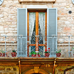 意大利阳台的装饰鲜花图片