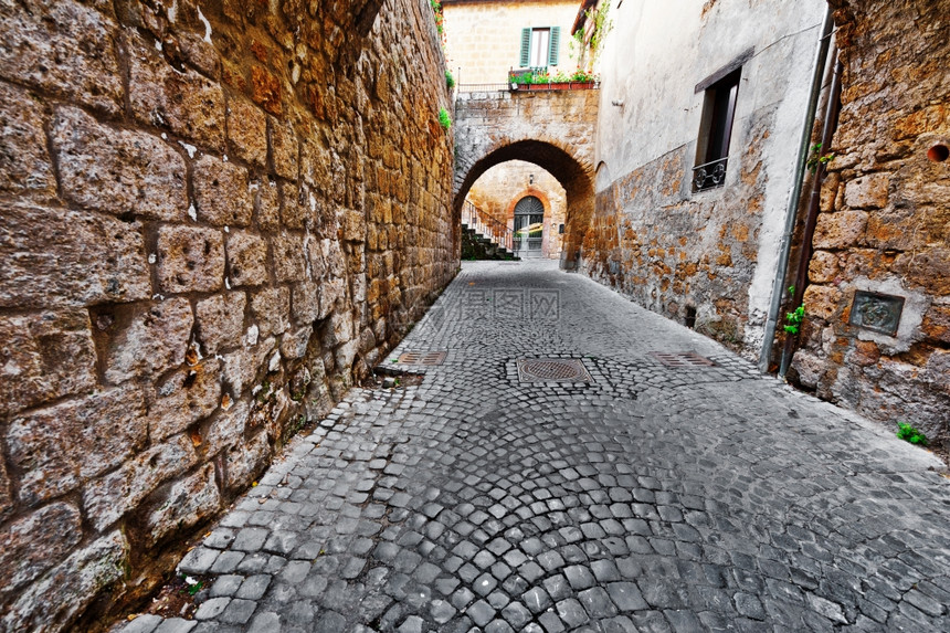 在意大利中世纪市有拱门的狭小街图片
