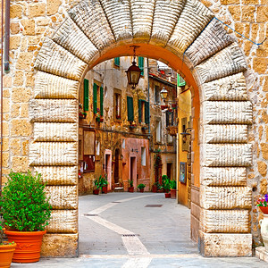 在意大利中世纪市与旧楼的纳罗街拱门图片