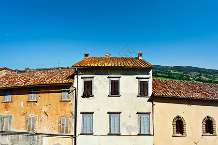 意大利古老房子的法卡迪斯与破碎的粉图片