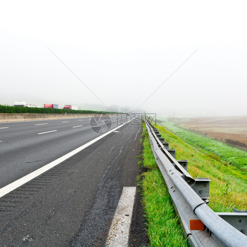 清晨雾中收费路上的交通图片