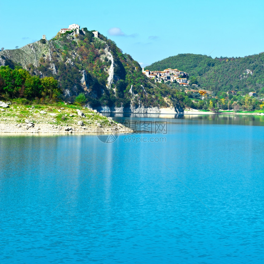 意大利湖木化海岸图片