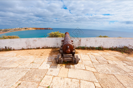 守卫葡萄牙堡垒的大炮高清图片