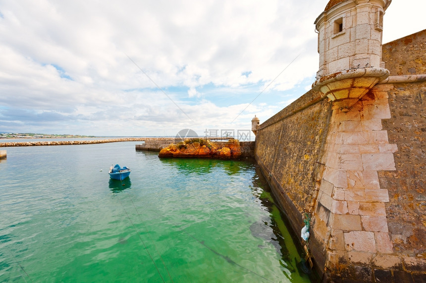 葡萄牙大西洋海岸一个宁静港的船图片